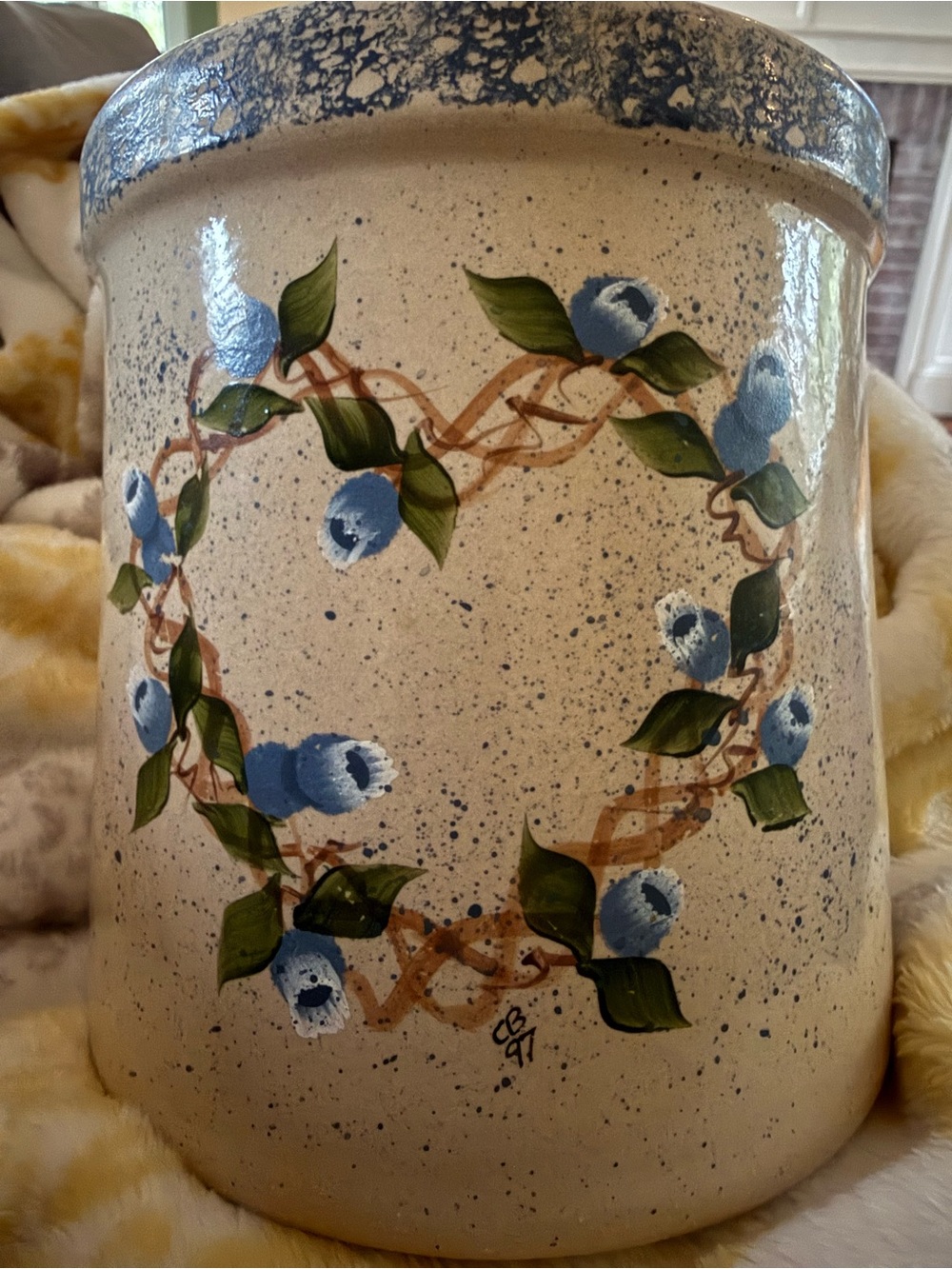 1997 Robinson Ransbottom HandPainted Blueberry Floral 2 qt high jar signed crock